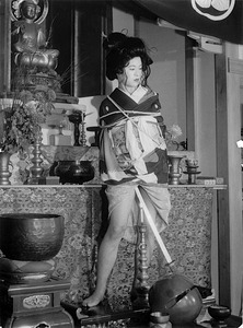 寺院内芸者１M